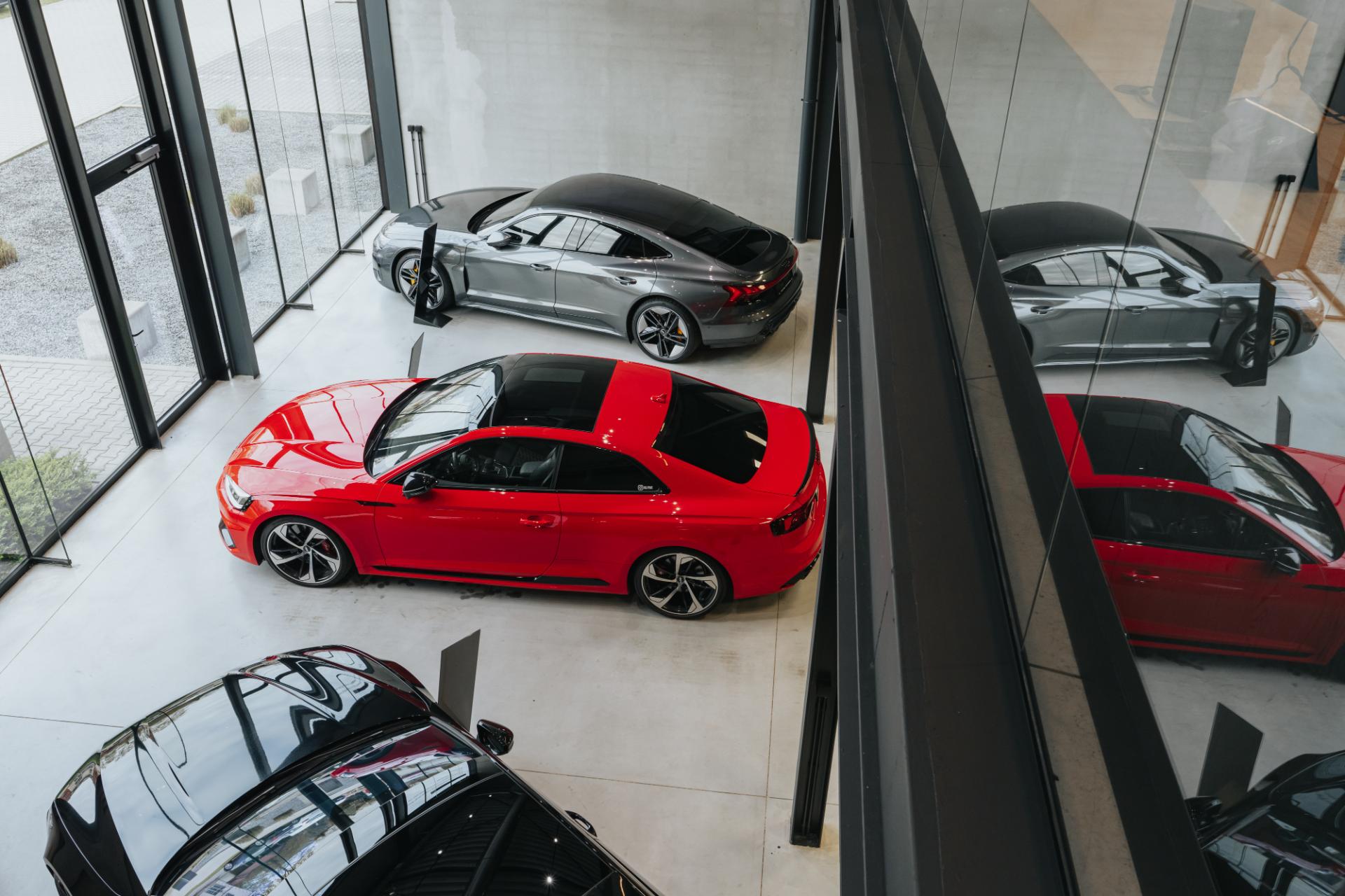 Bovenaanzicht van Audi sportwagen in showroom voor auto import België