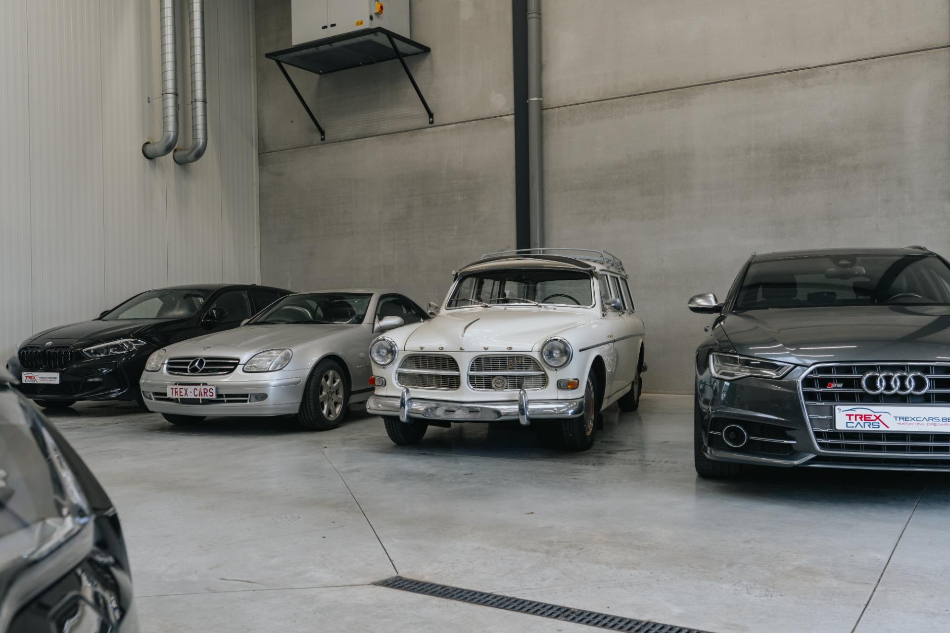 Luxe auto’s opgesteld in showroom van Trex Cars in België