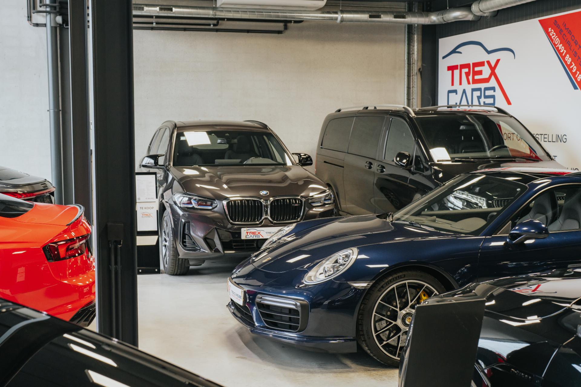 Porsche en BMW in de showroom van Trex Cars