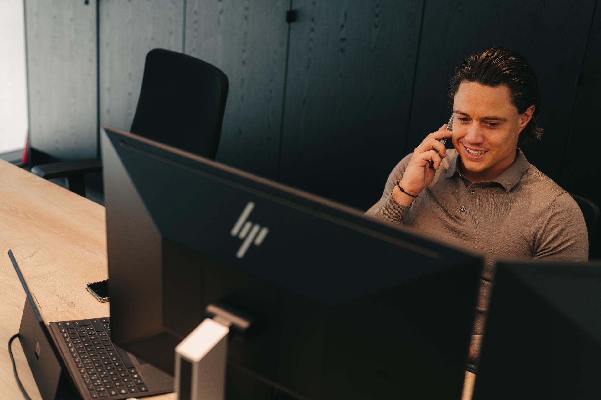 Medewerker van Trex Cars bespreekt telefonisch de formules voor een auto-import uit Nederland
