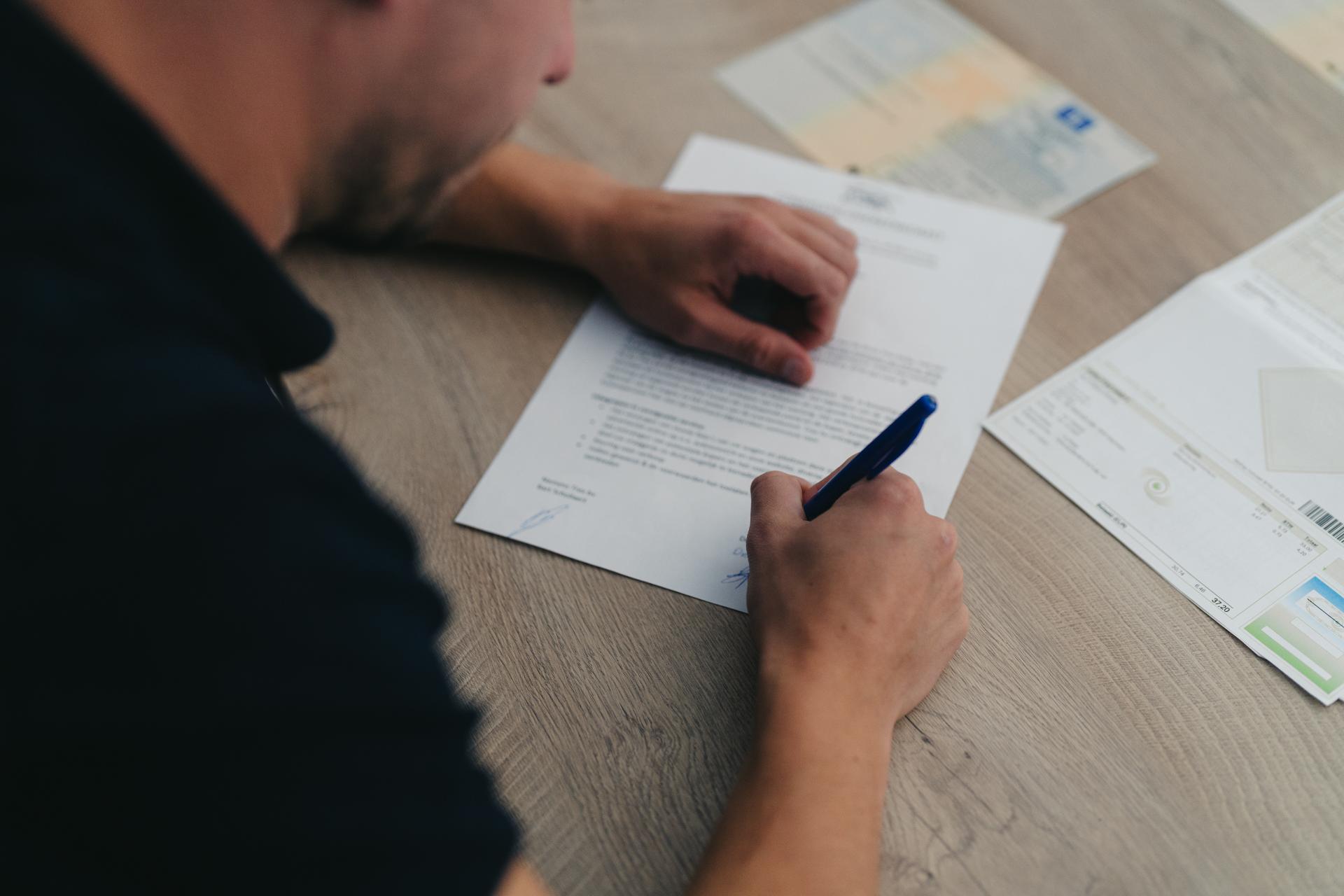 Ondertekening van de koopovereenkomst bij een auto-import uit Nederland met Trex Cars
