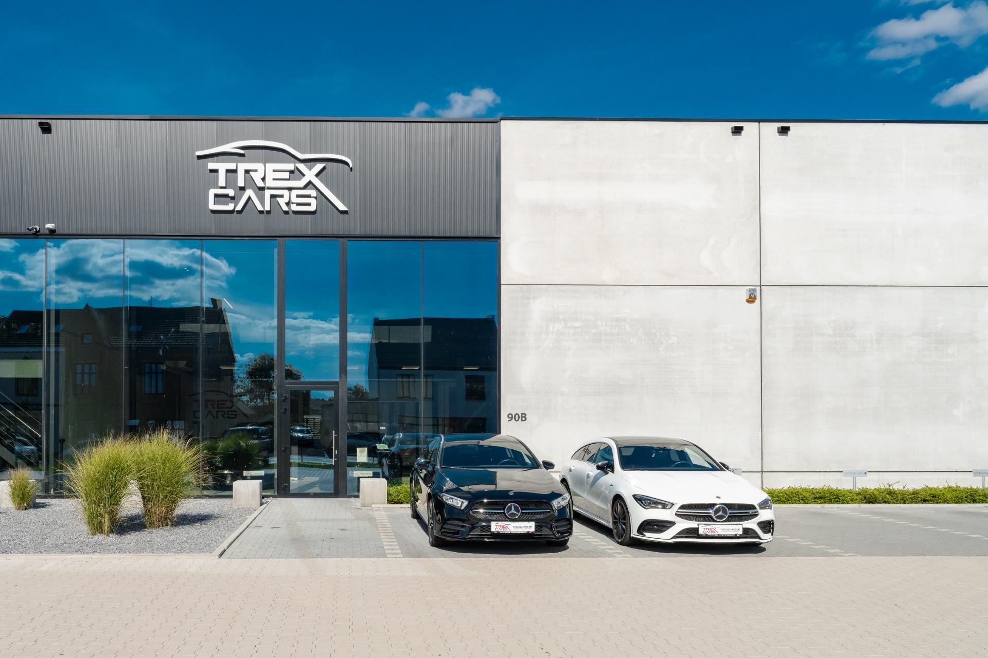 Buitenkant van het Trex Cars showroom gebouw met luxe auto's ervoor