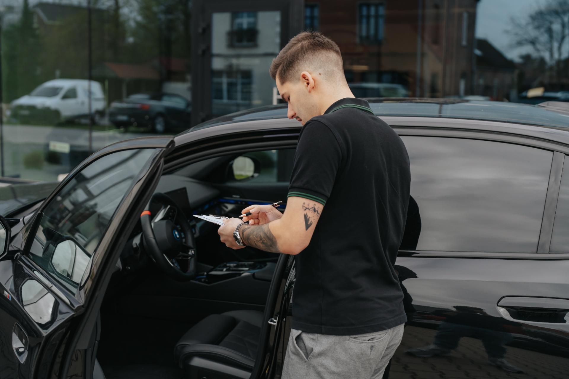 Medewerker van Trex Cars controleert een wagen met een checklist vóór de import uit Nederland