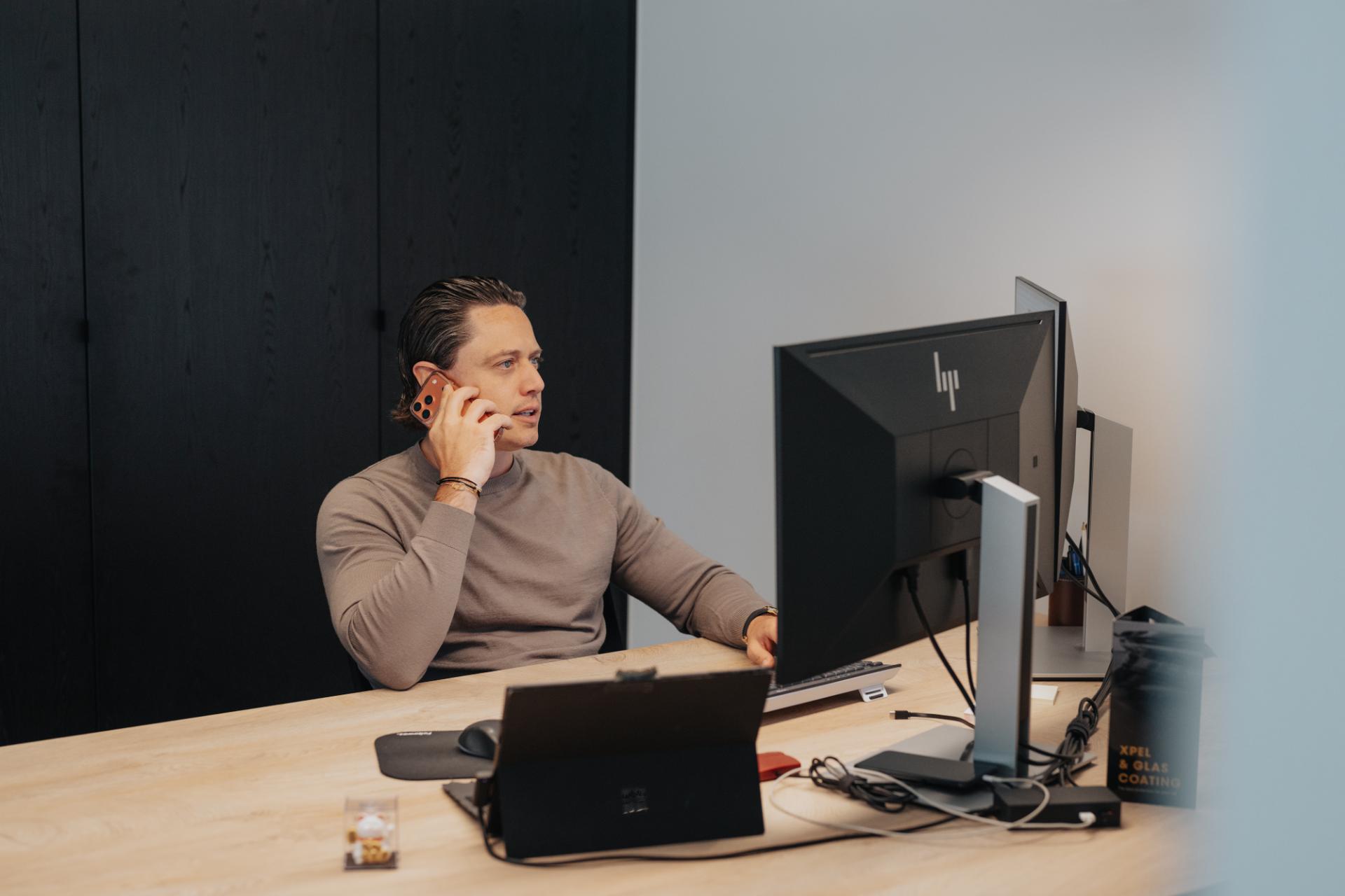 Medewerker combineert bellen met administratie op computer