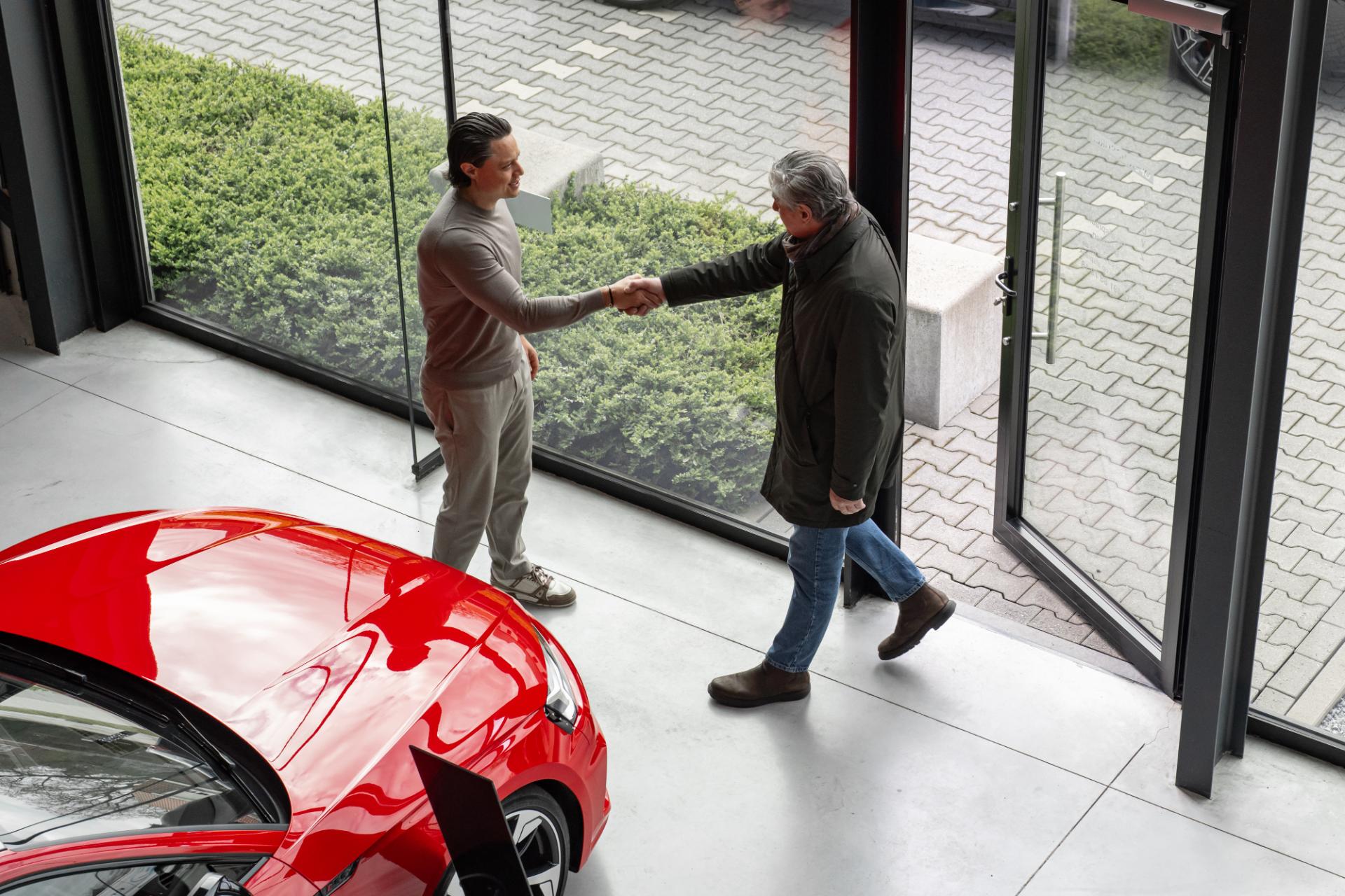 Eerste contactmoment tussen verkoper en klant in showroom
