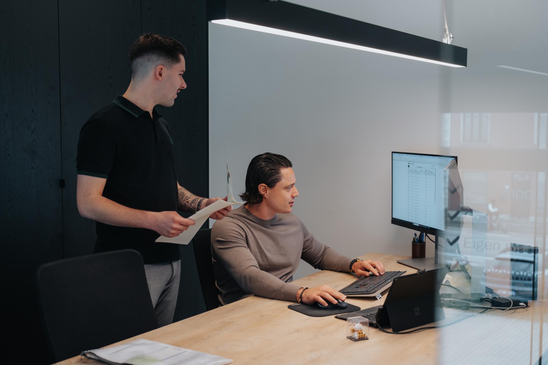 Medewerker zoekt voertuigen in database op computer