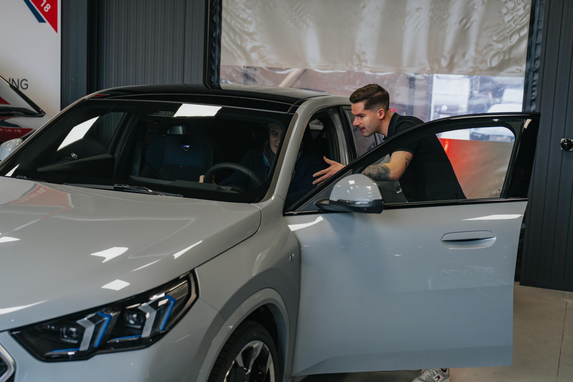 Adviesgesprek bij BMW elektrische wagen in showroom Trex Cars