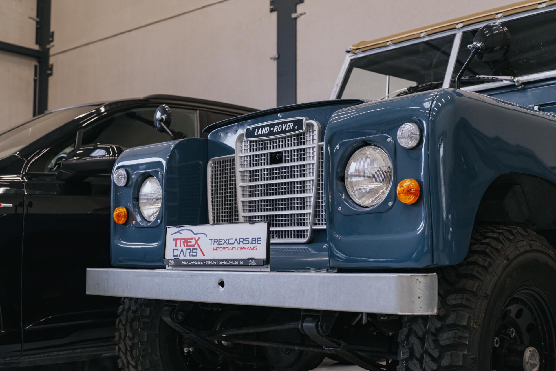 Klassieke Land Rover in showroom van Trex Cars België