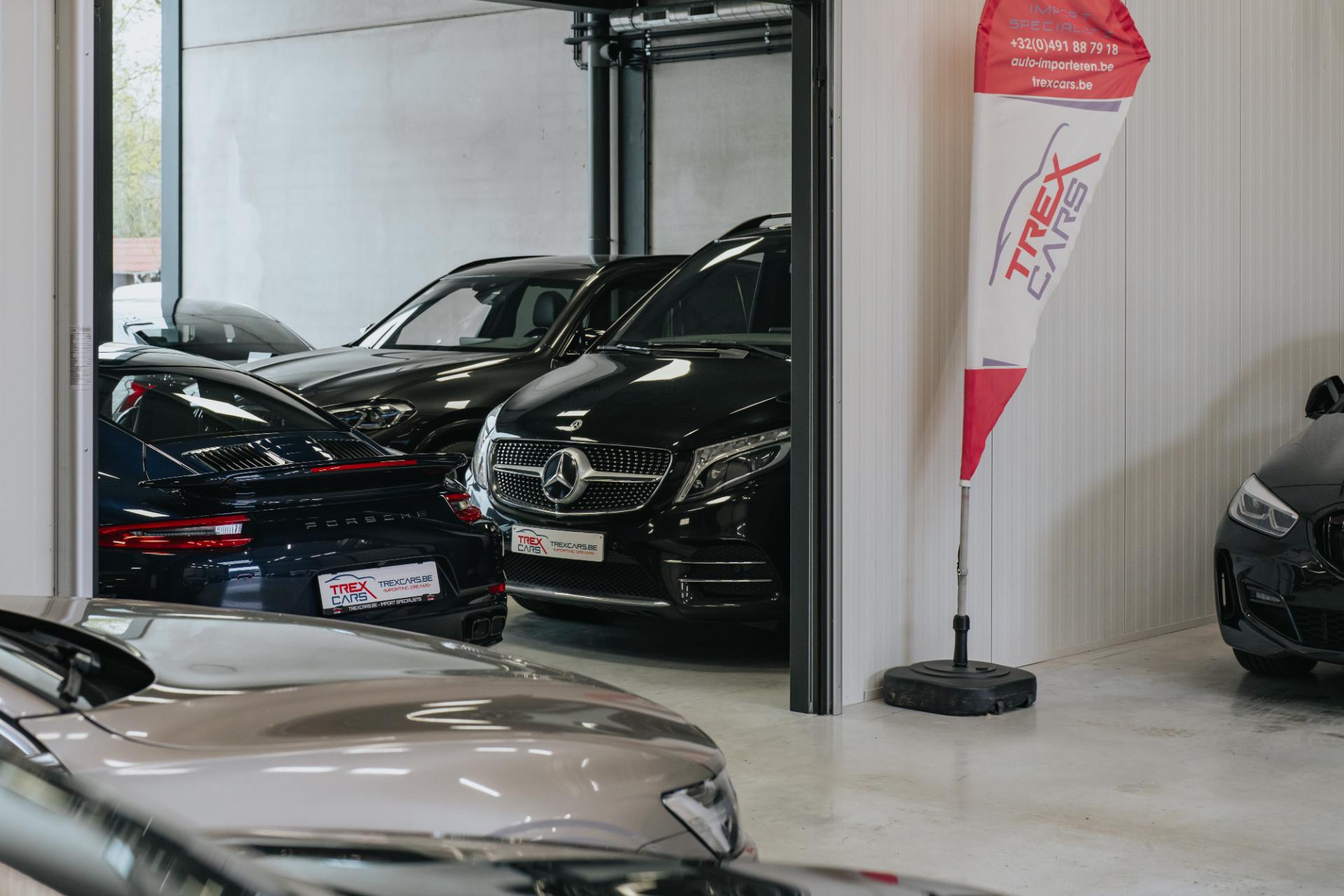 Mercedes en Porsche sportwagens in showroom van Trex Cars België