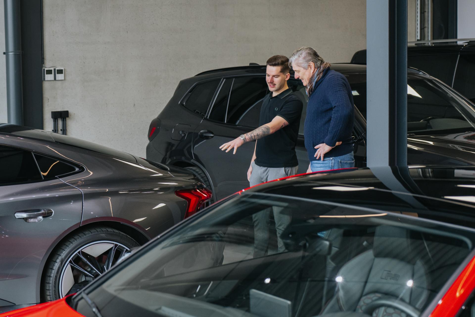 Adviesgesprek bij premium wagen in showroom Trex Cars