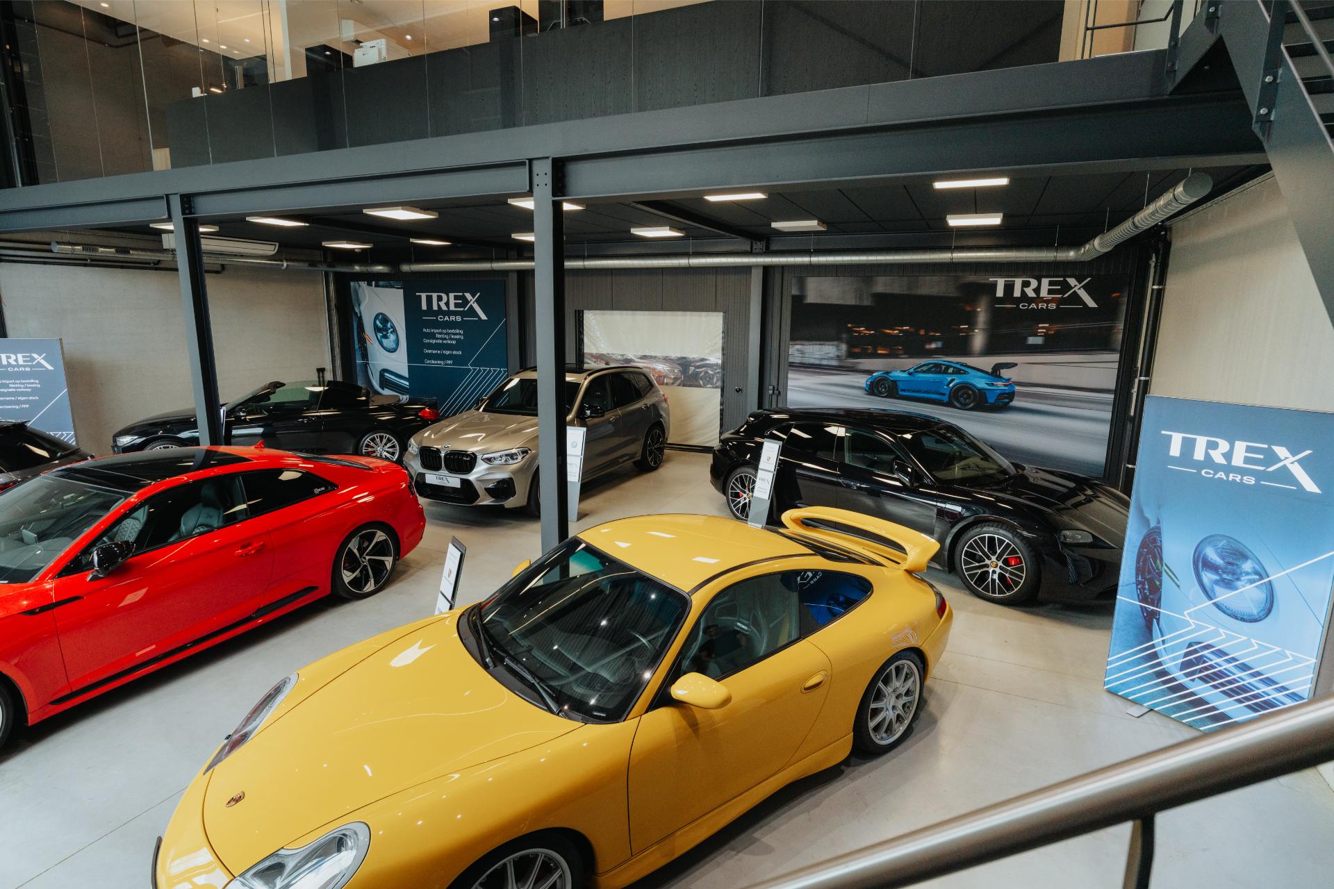 Porsche 911 en Porsche Taycan in de showroom van Trex Cars